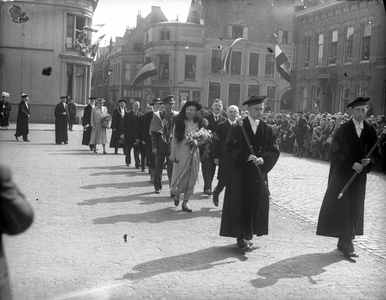 100032 Afbeelding van onder meer Prinses Juliana en Prins Bernhard op het Domplein te Utrecht ter gelegenheid van de ...